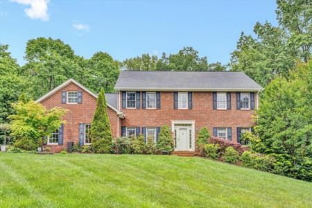 196 Buckingham CT