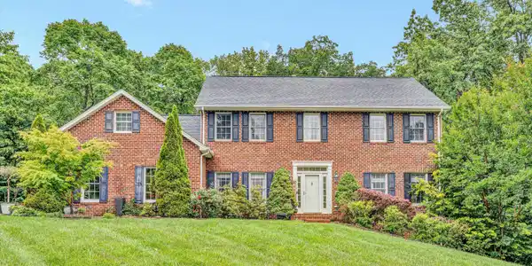 196 Buckingham CT