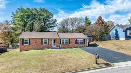 2612 Tulip LN