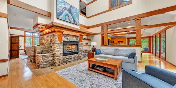 1560 Lee LN