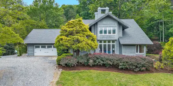 Image 3: 1560 Lee Ln front