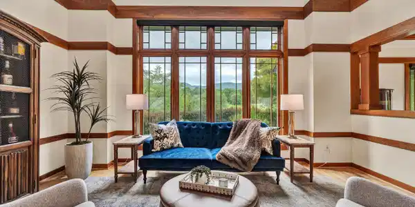 Image 4: Living Room