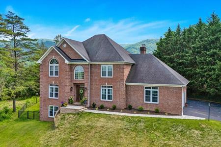 7016 Hollyberry RD