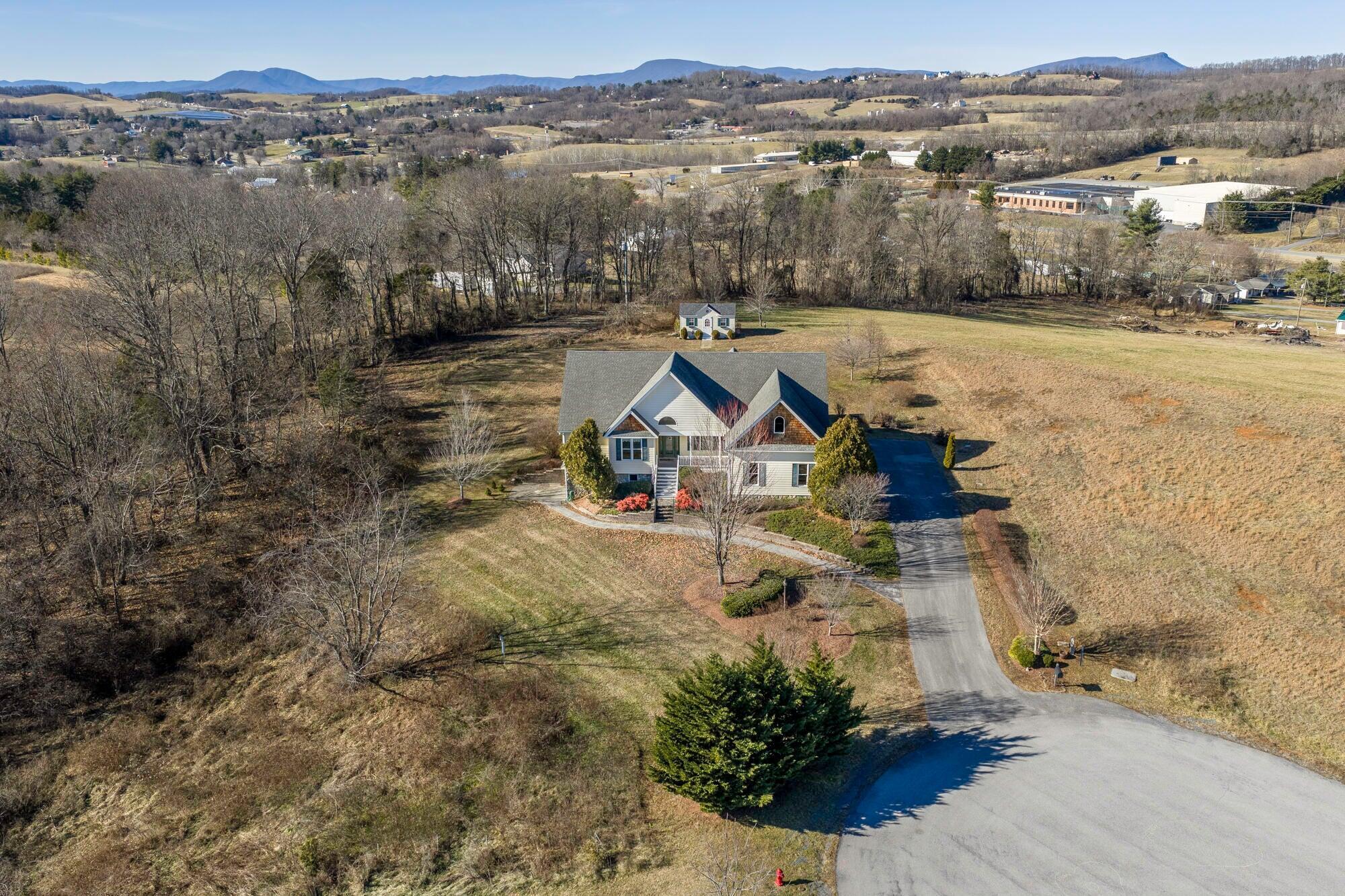 Image 2: 2 120 Spring Ridge Ln