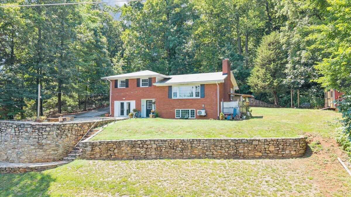 Image 2: Terraced yard for beautiful views