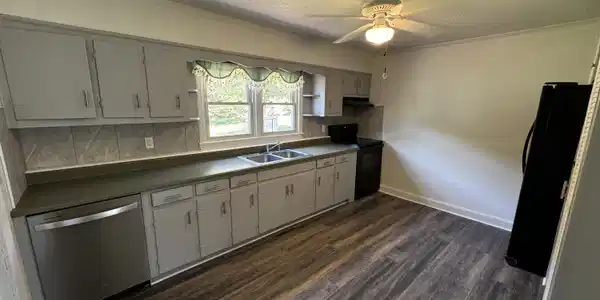 Image 2: Kitchen