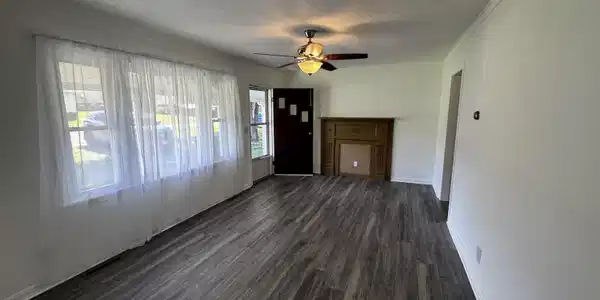Image 3: living room1