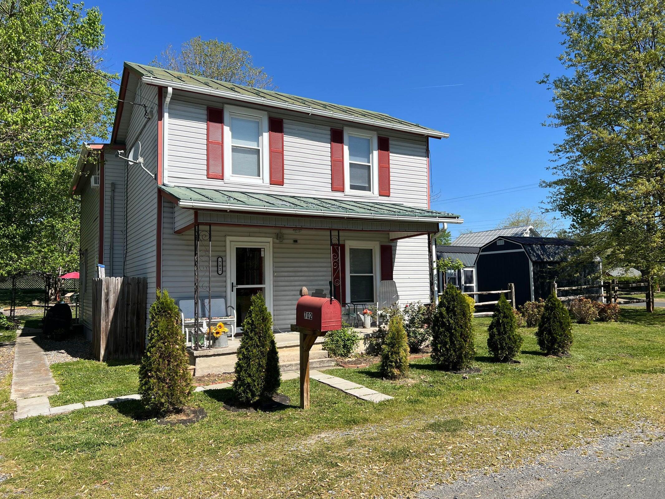 Image 1: Solid, Well-Maintained, Sturdy Home!