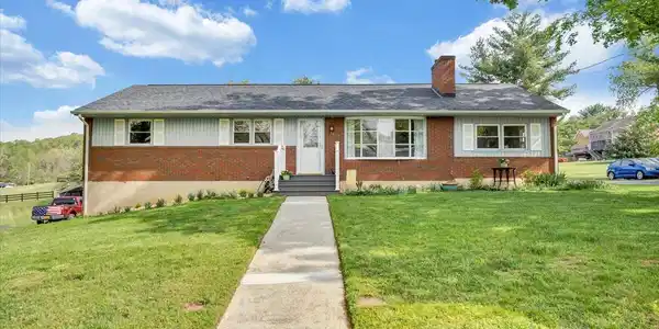 76 Lakeland CIR