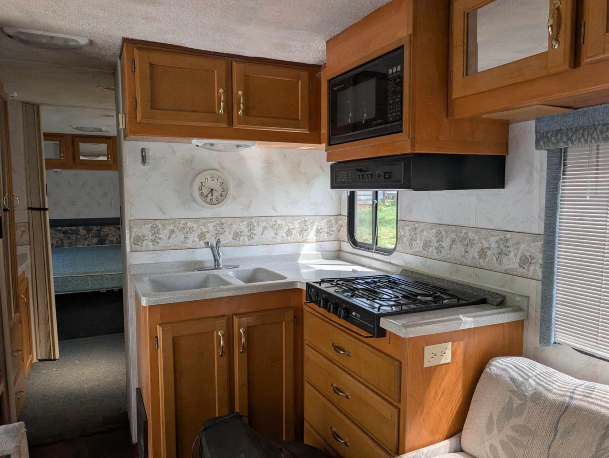Image 3: camper