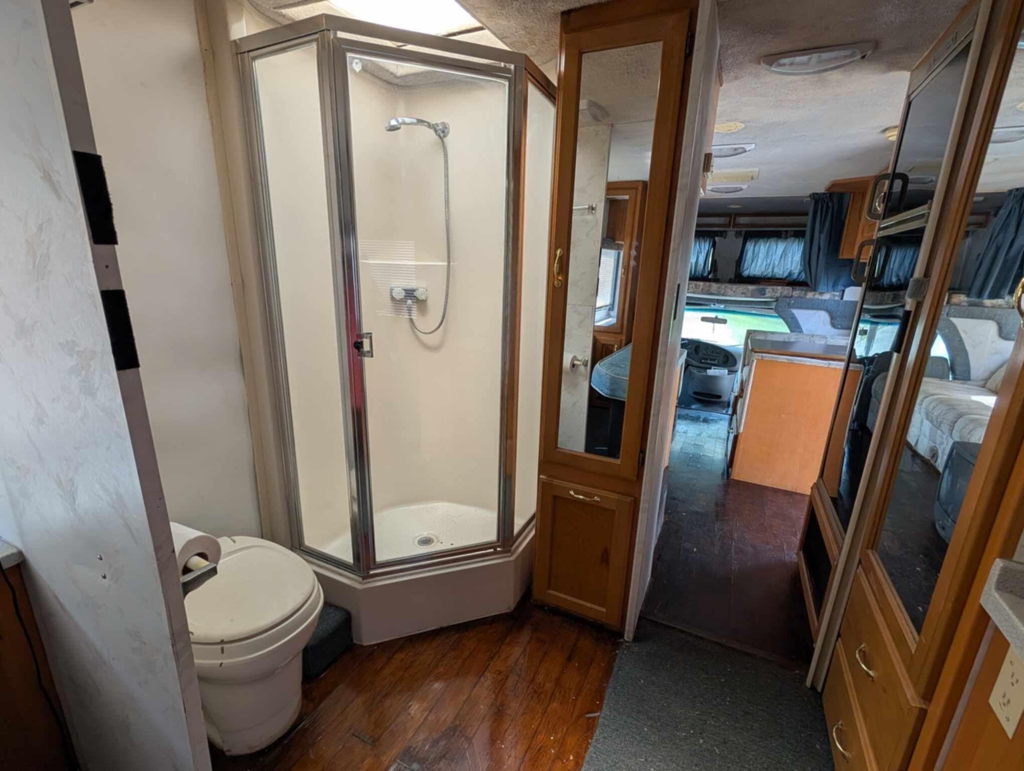 Image 4: camper