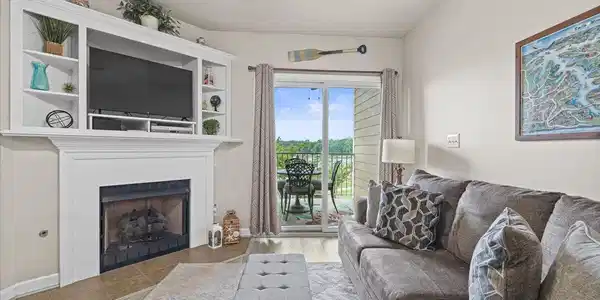 Image 3: Living Room