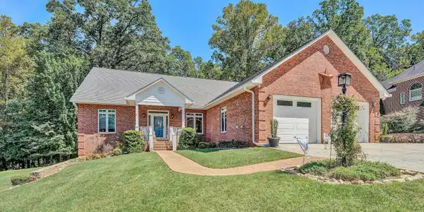 995 Highland DR