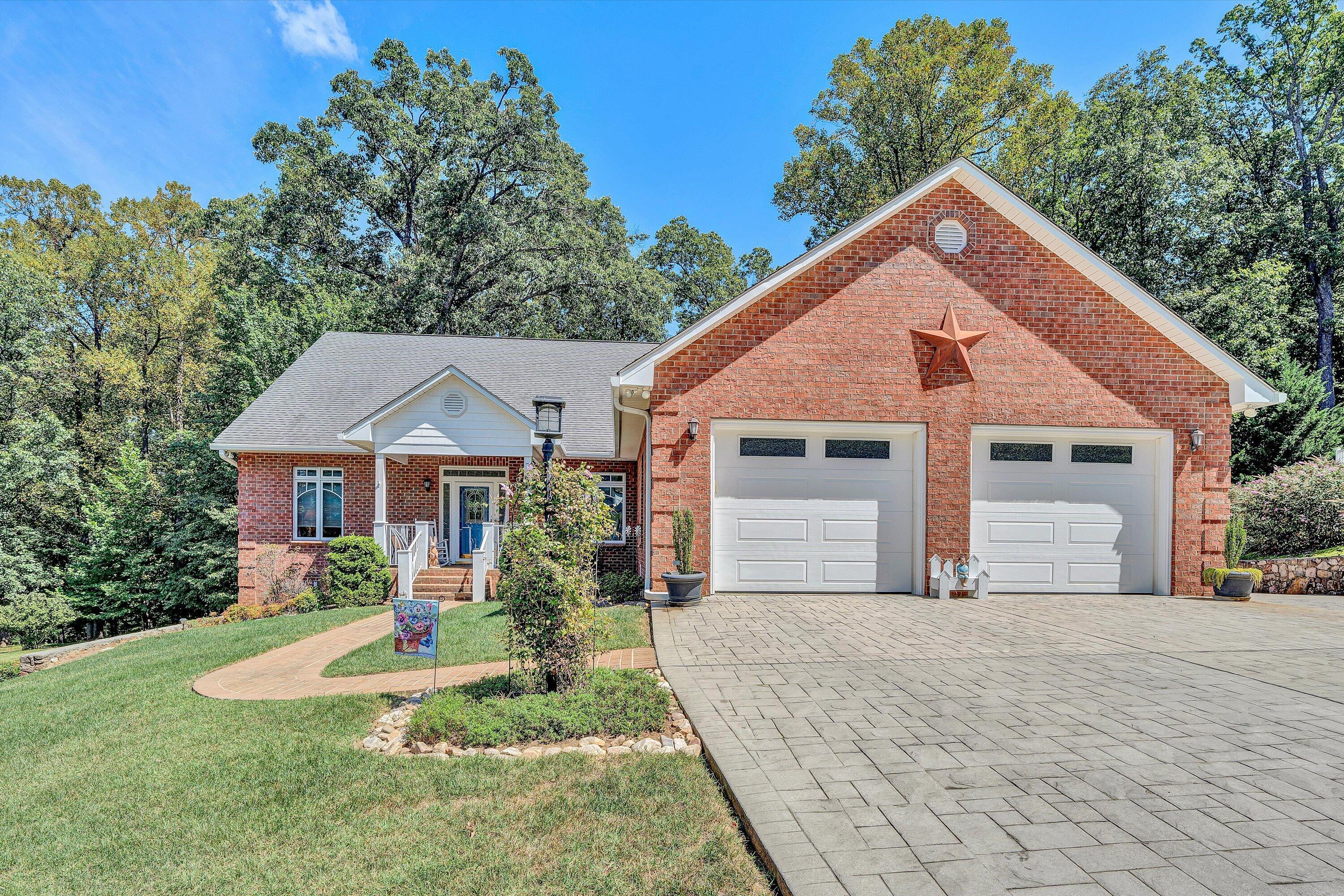 Image 2: Great Location