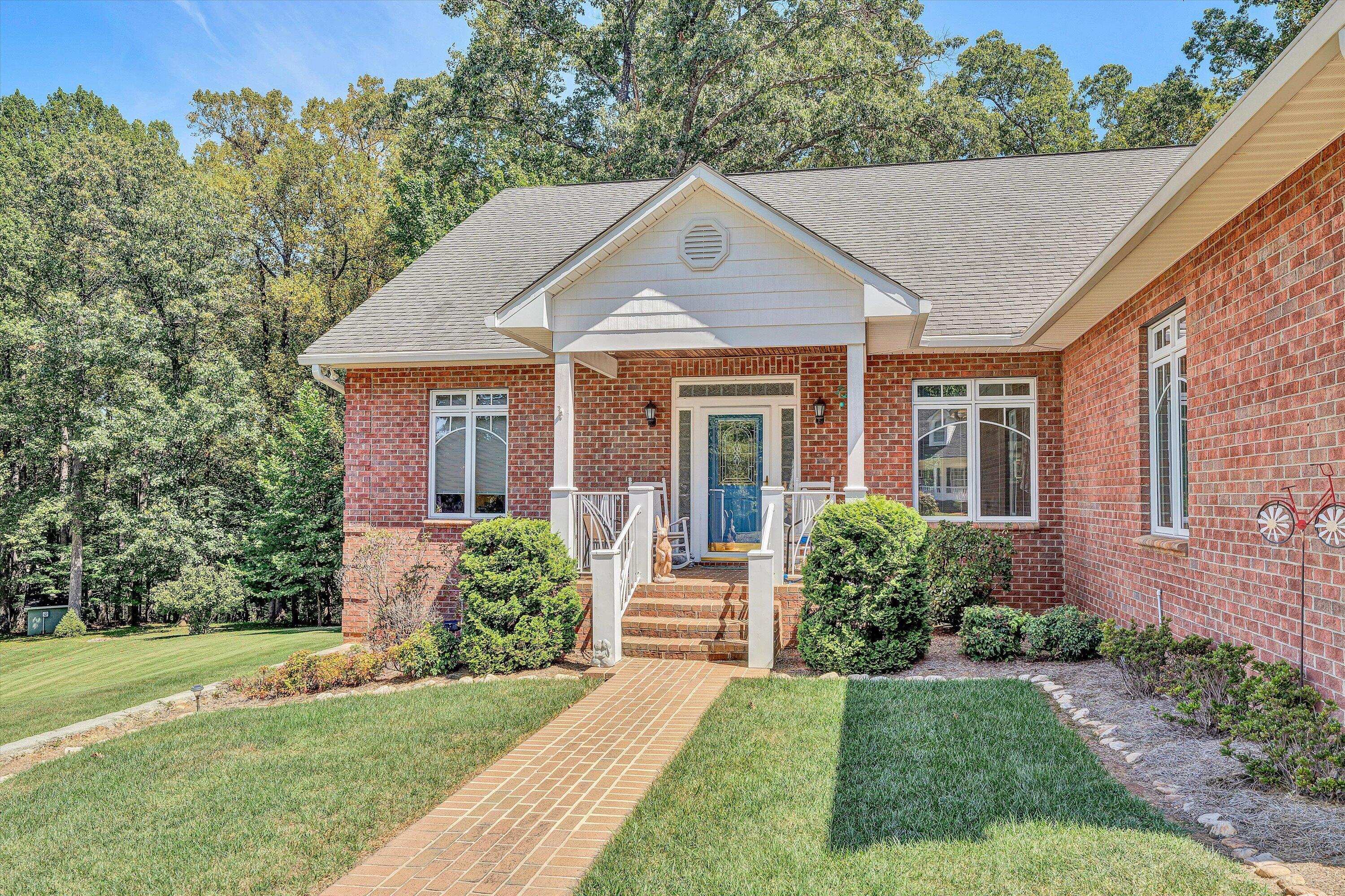 Image 3: Classic Brick Ranch in Botetourt