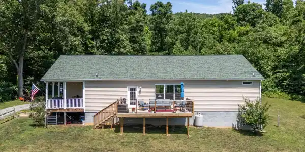 68 Paradise LN