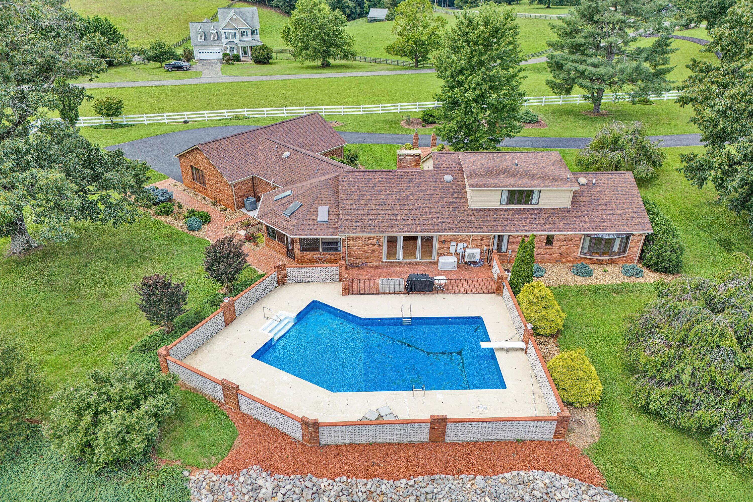 Image 2: 270 Parkside Lane