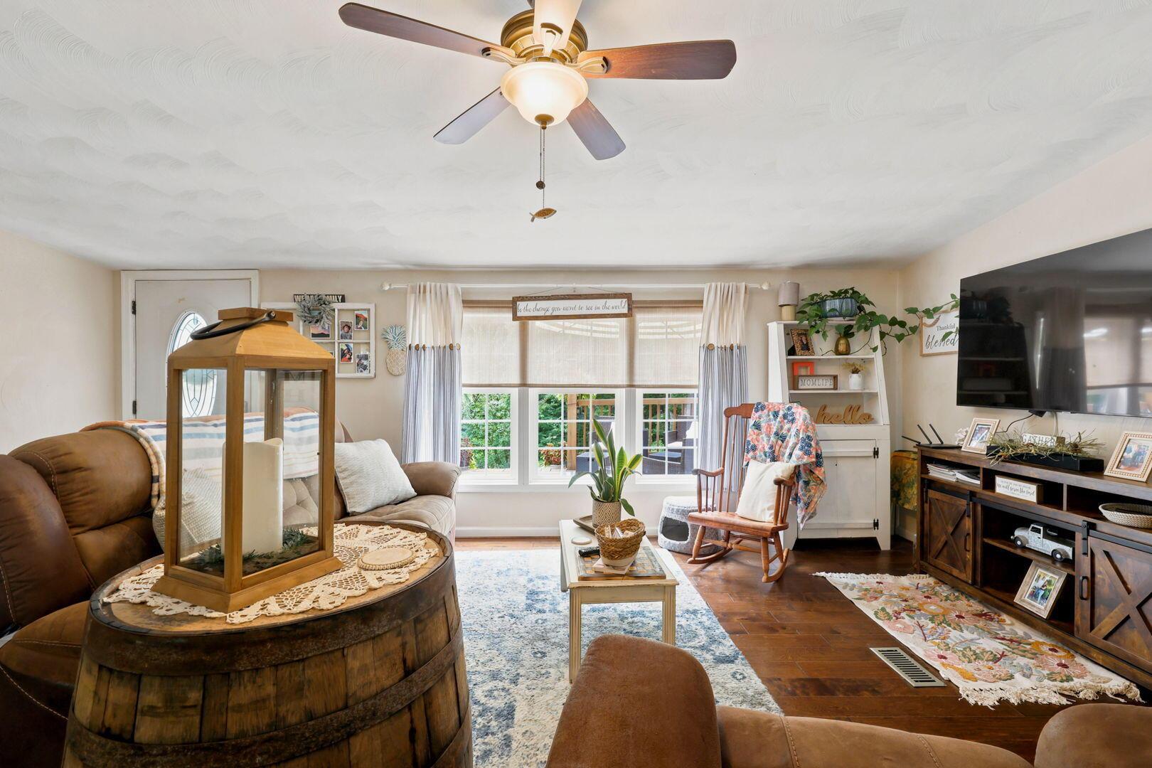 Image 4: 5-web-or-mls-307-meadow-creek-dr