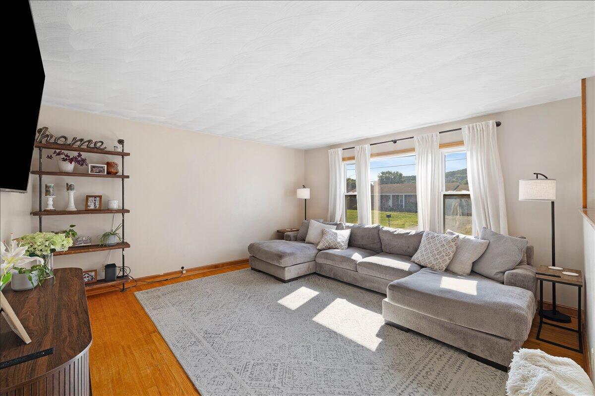 Image 2: 02-Interior-9