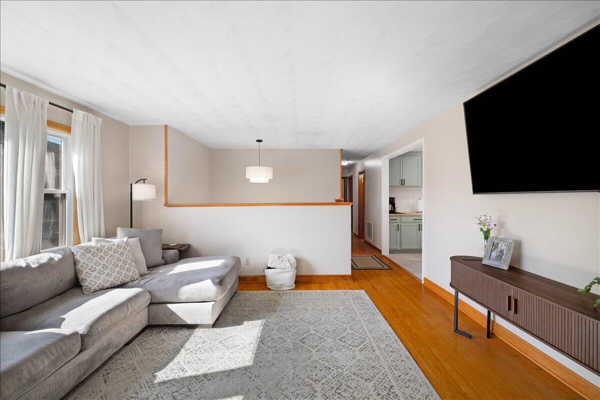 Image 3: 03-Interior-10