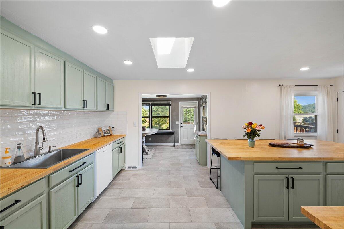 Image 4: 04-Interior-12