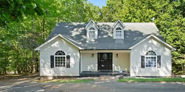 709 Forest Lawn DR