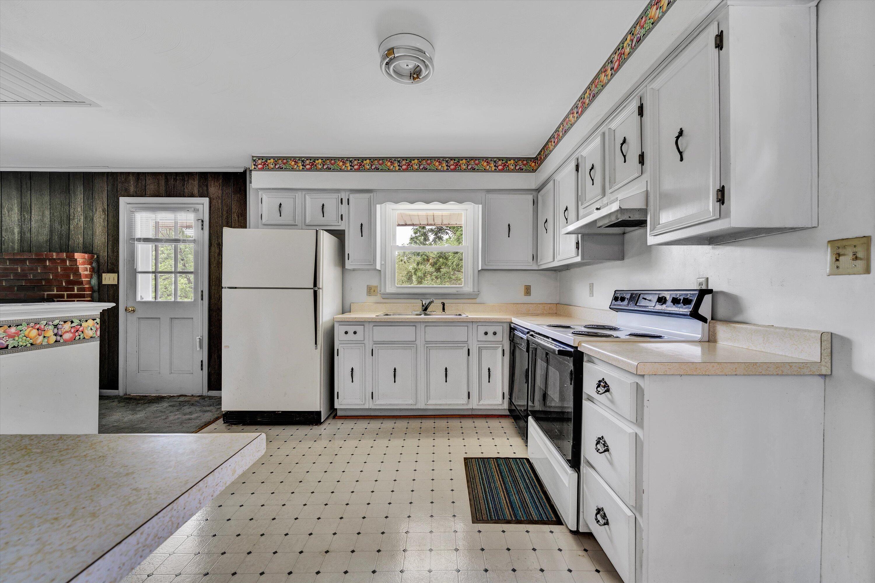 Image 2: Kitchen