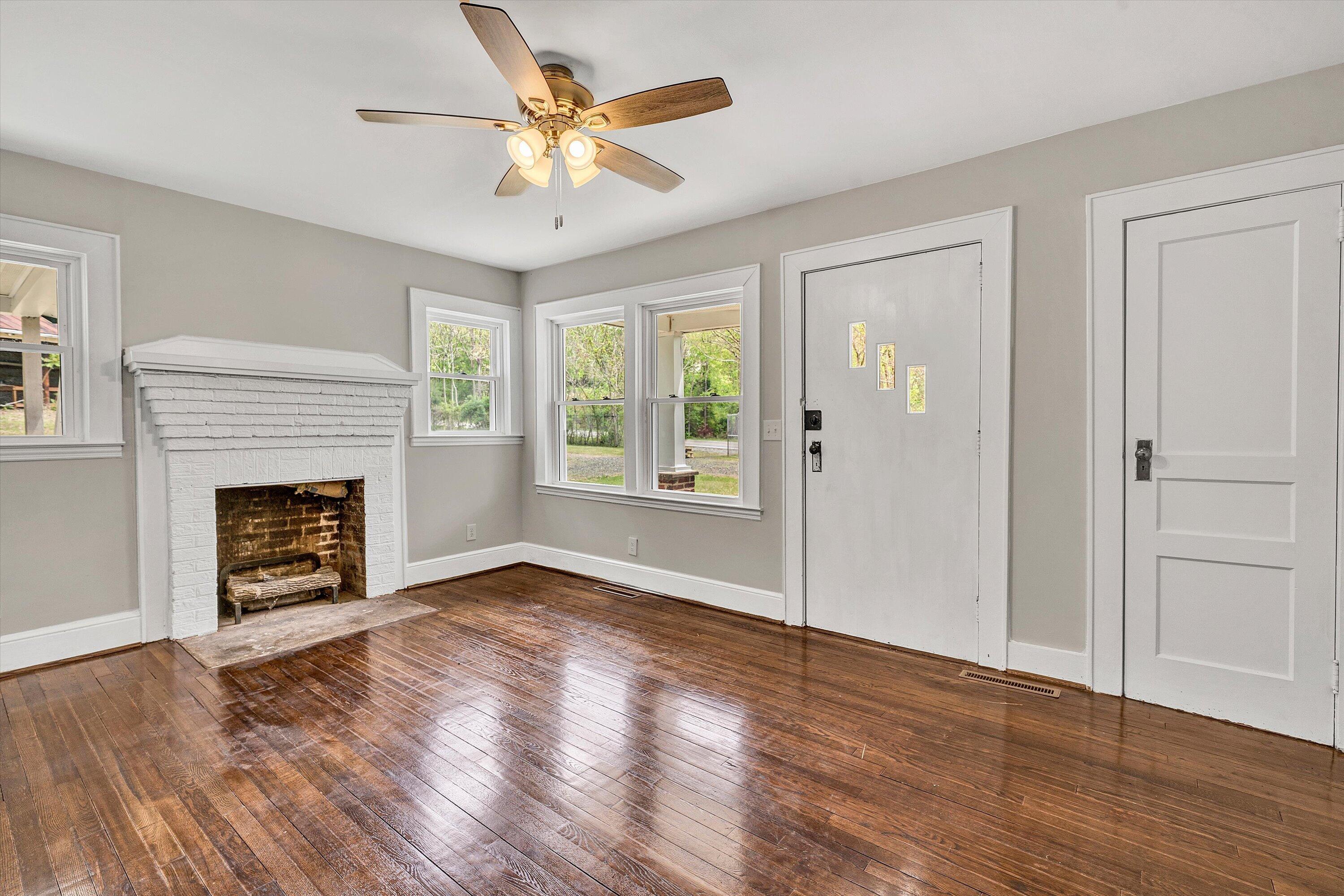 Image 3: Living Room