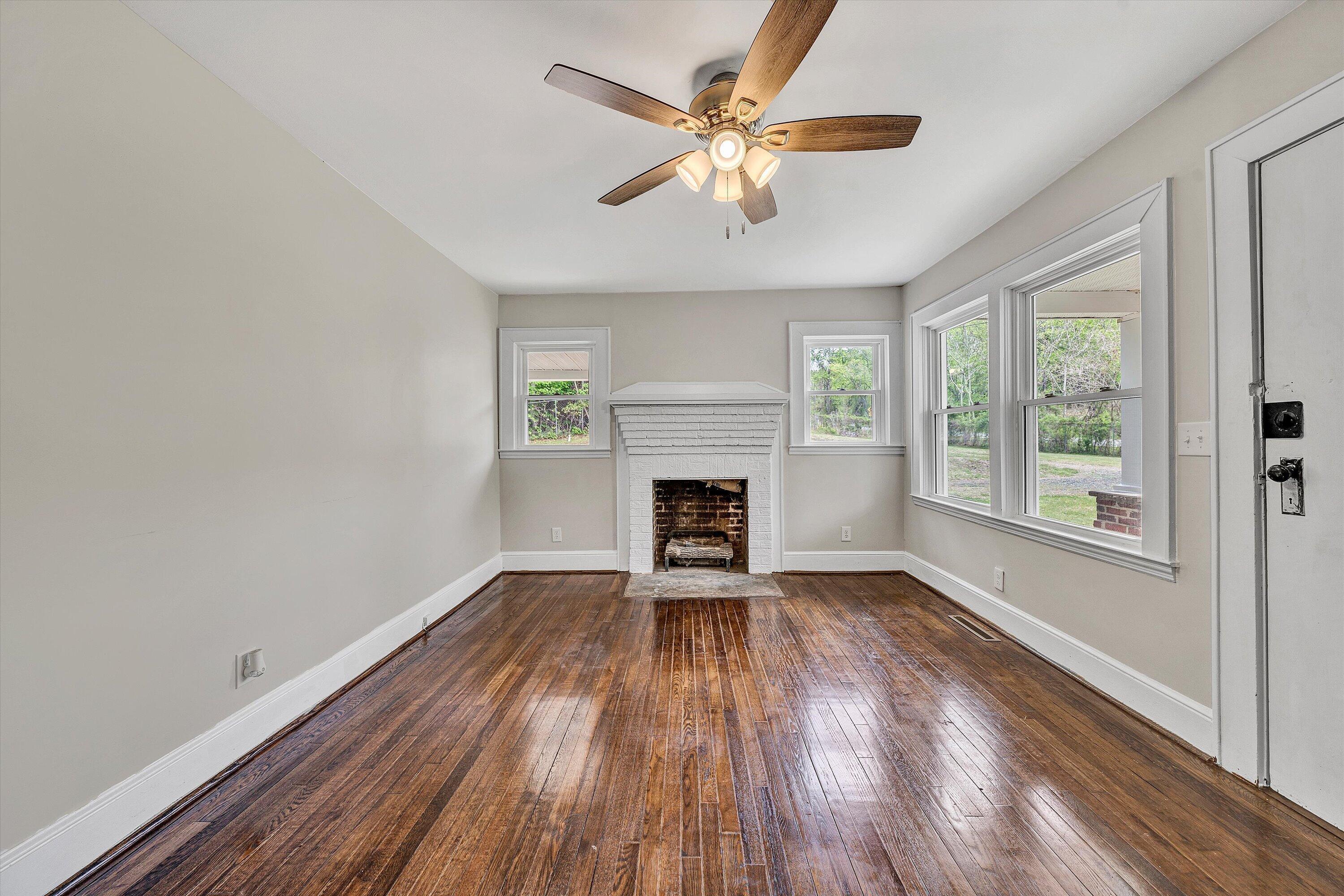 Image 4: Living Room