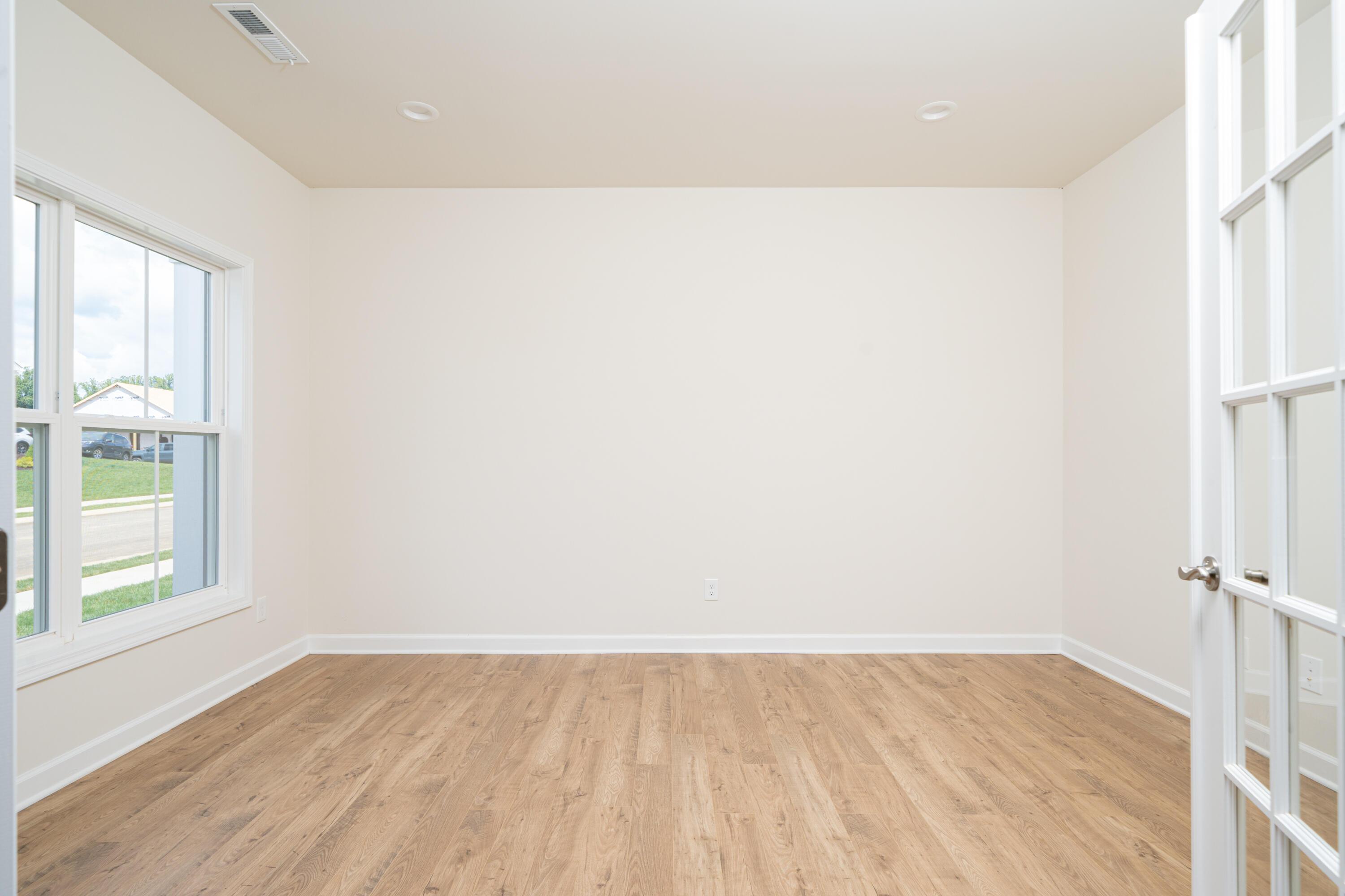 Image 4: Entry Level Bedroom/Office