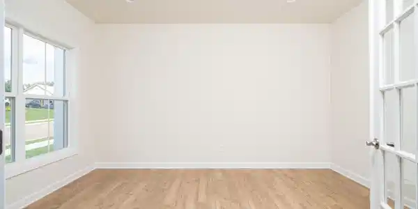 Image 4: Entry Level Bedroom/Office
