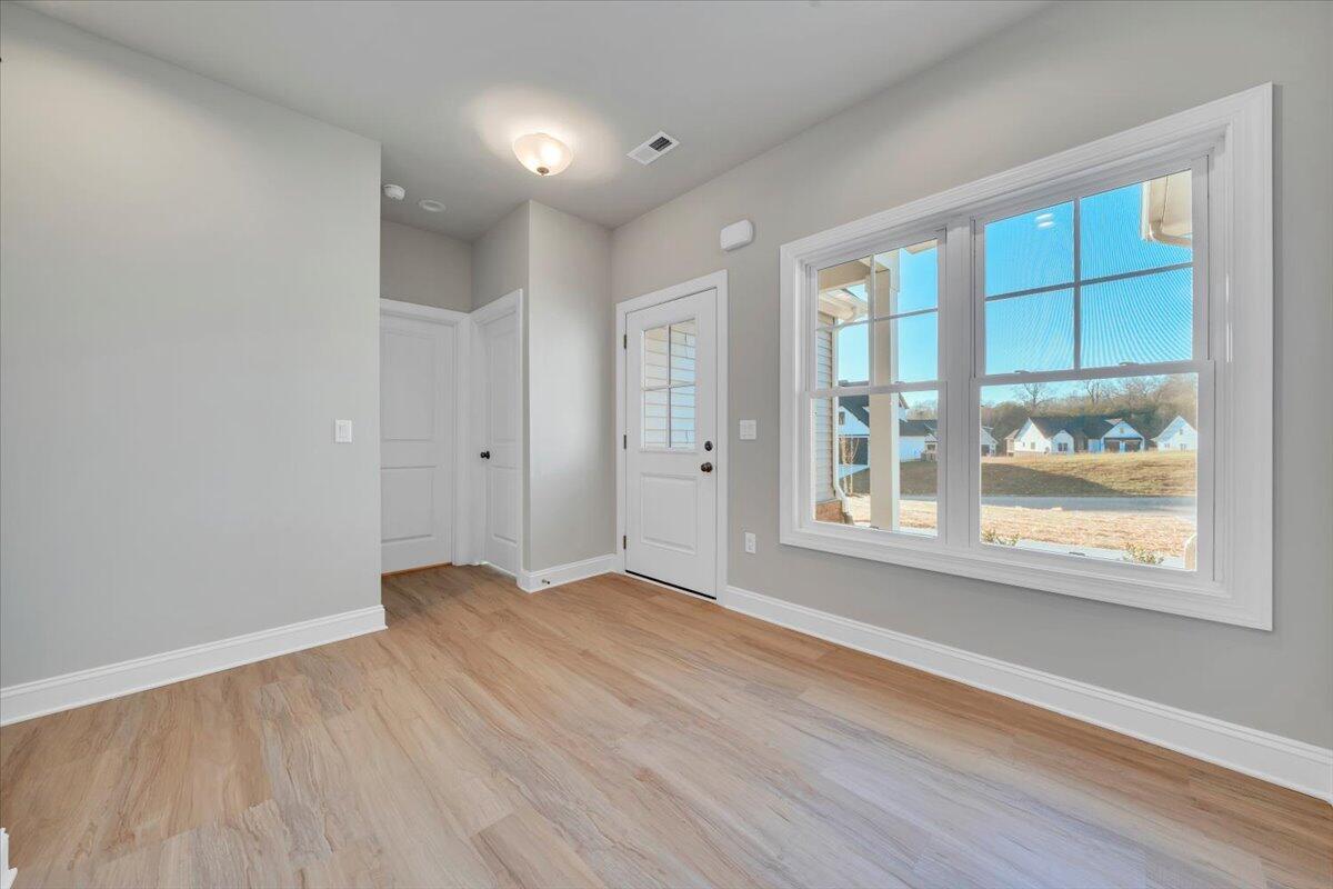 Image 3: 2- Living Room