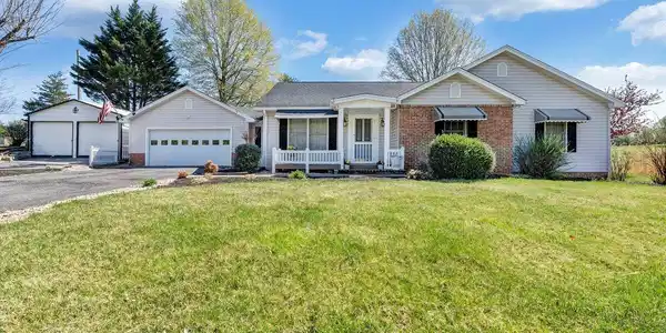 54 Village LN