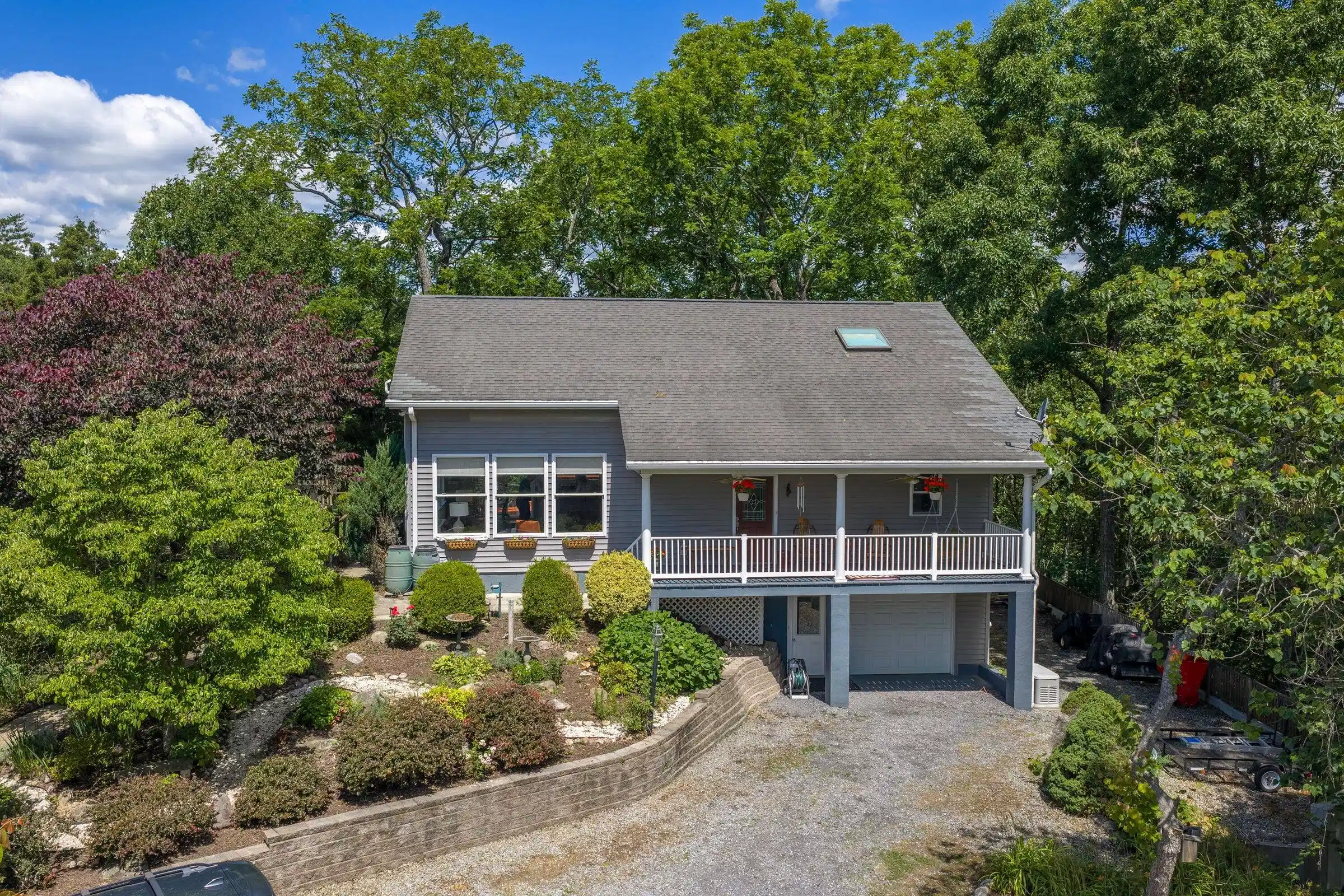 Image 1: Front of house.