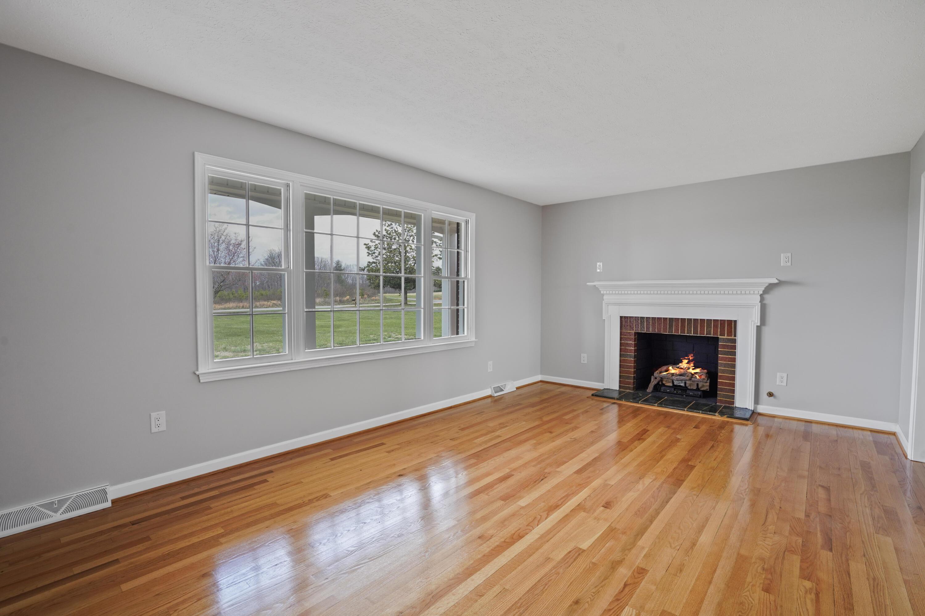 Image 3: Living Room