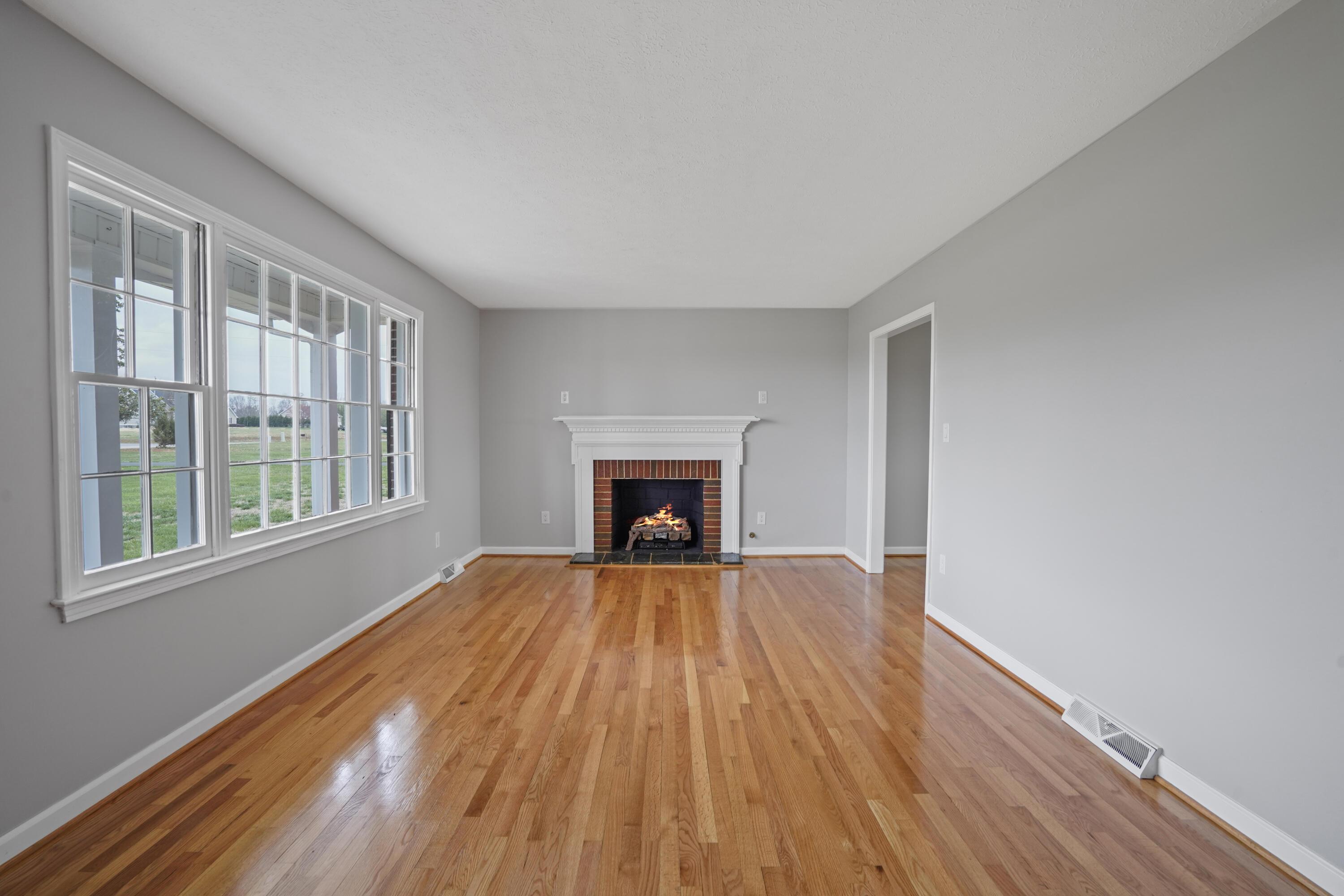 Image 4: Living Room