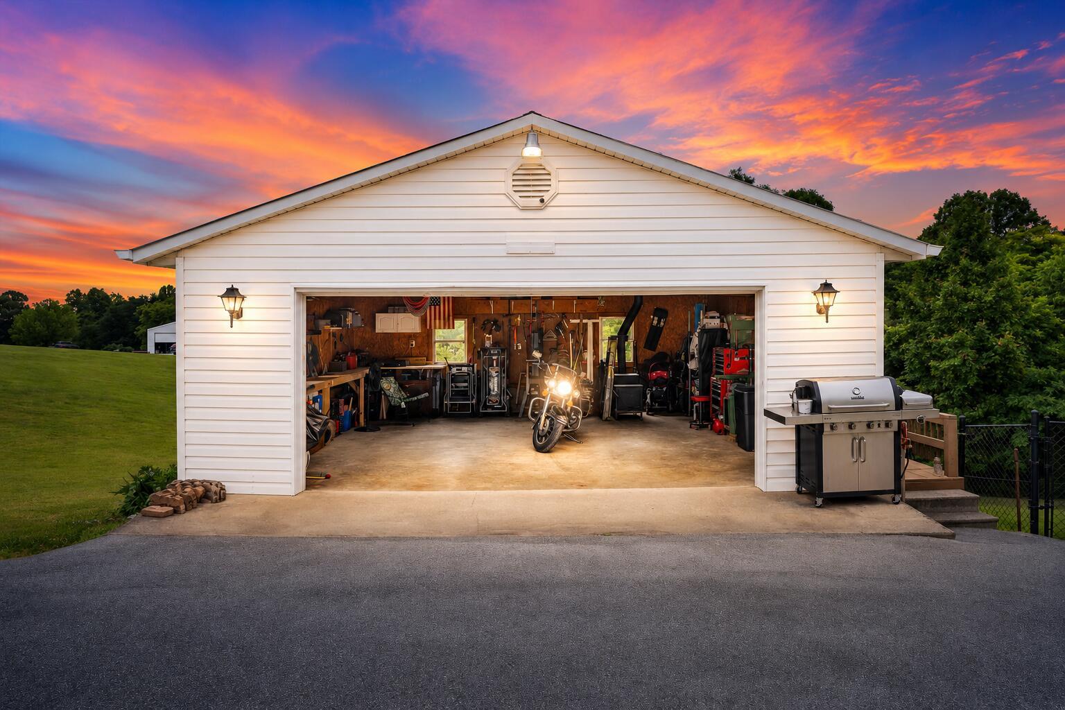 Image 3: CROKE GARAGE