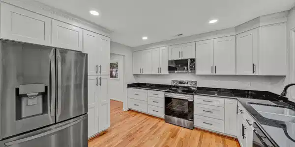 Image 4: Kitchen