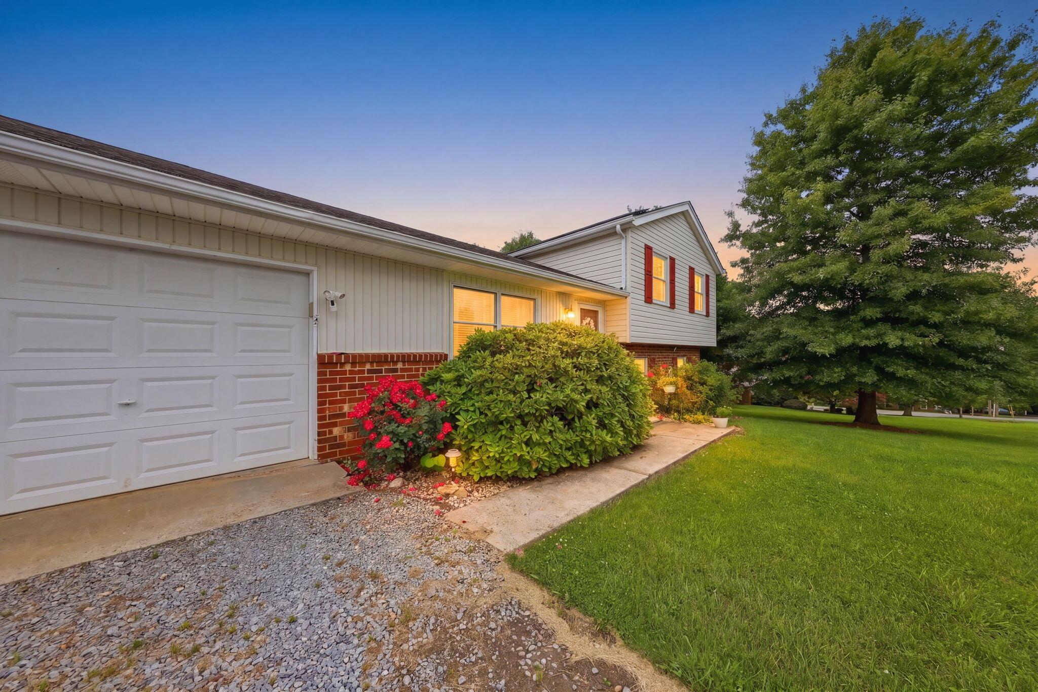 Image 2: 2-web-or-mls-108-piccadilly-ct