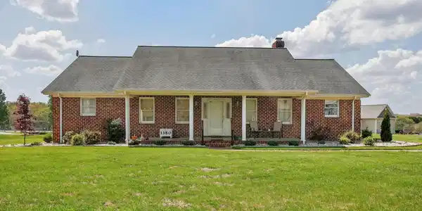 1380 Meadowview DR