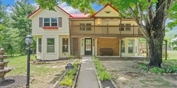 41 Oriskany Square