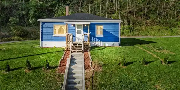 6595 Roanoke RD
