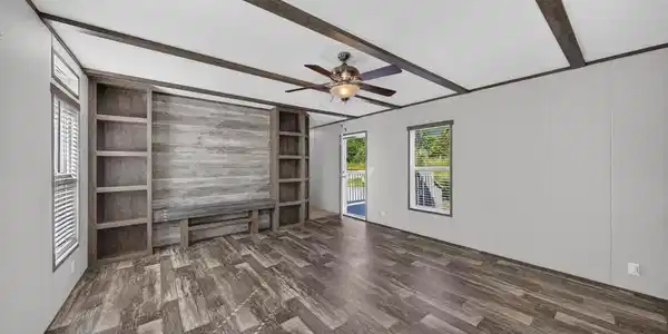 Image 3: LIVING AREA