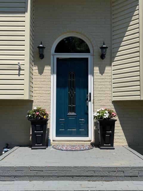 Image 4: Front entry