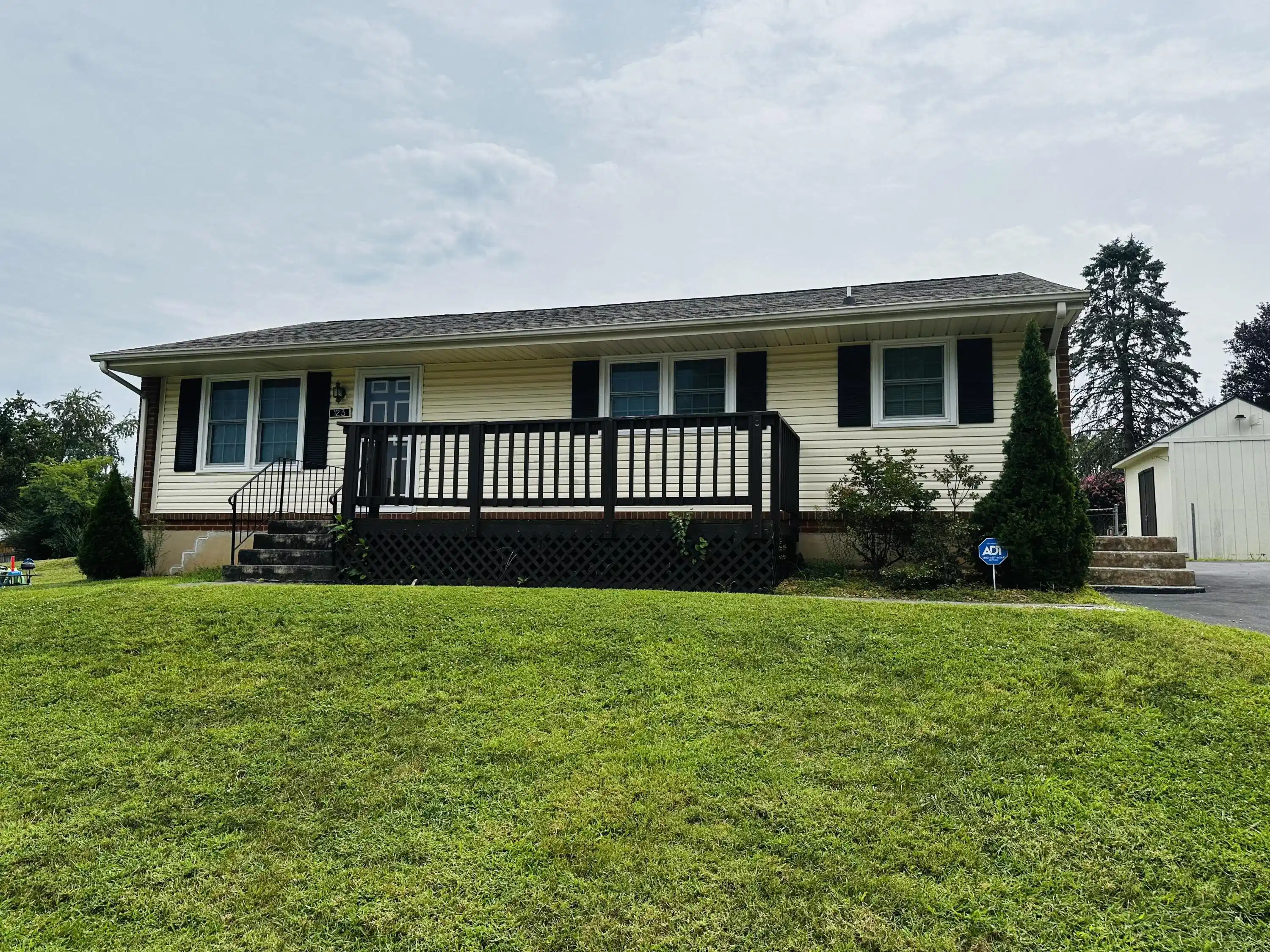 Image 1: House - Front