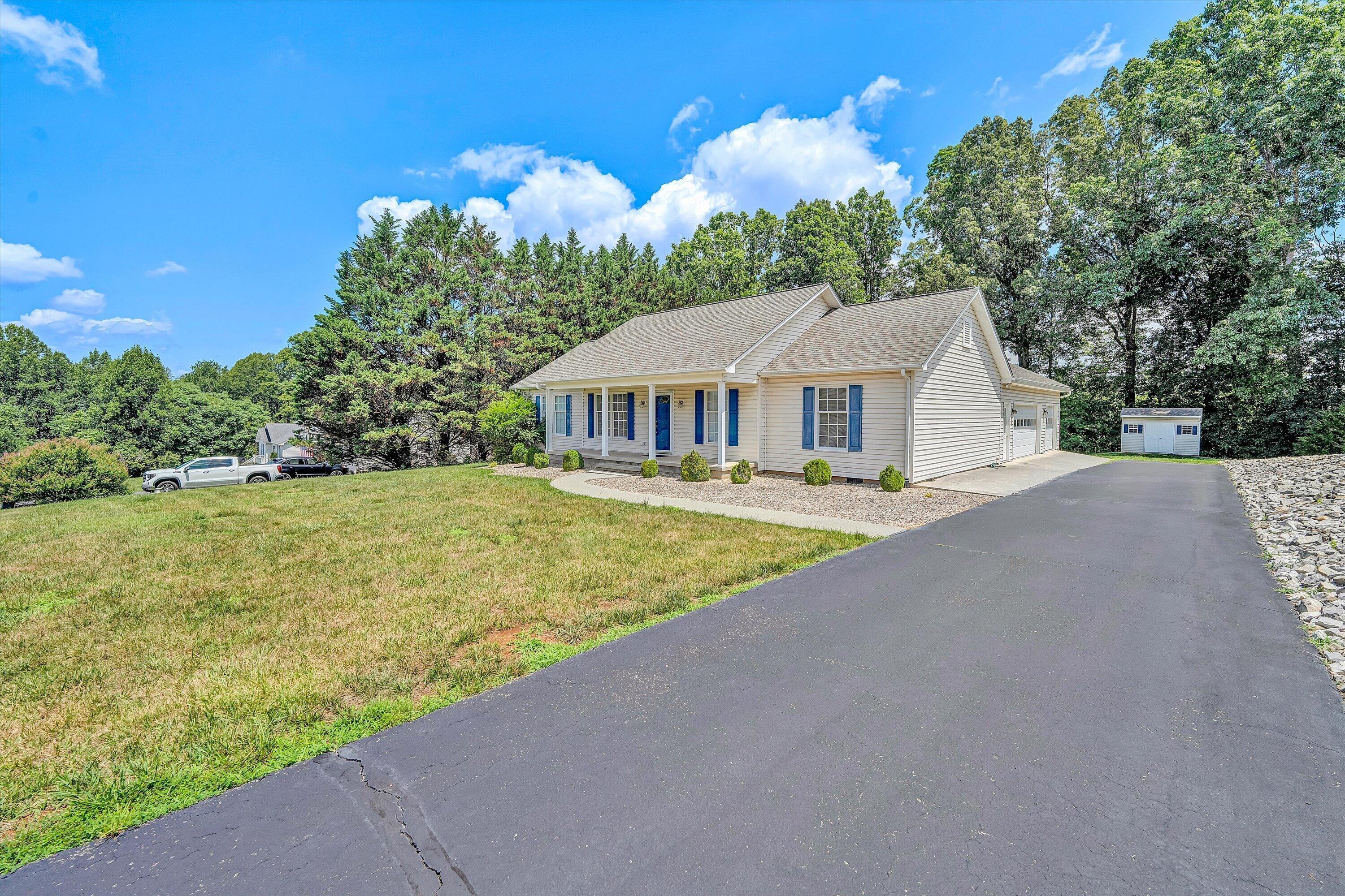 Image 2: Side w/3 Car Garage