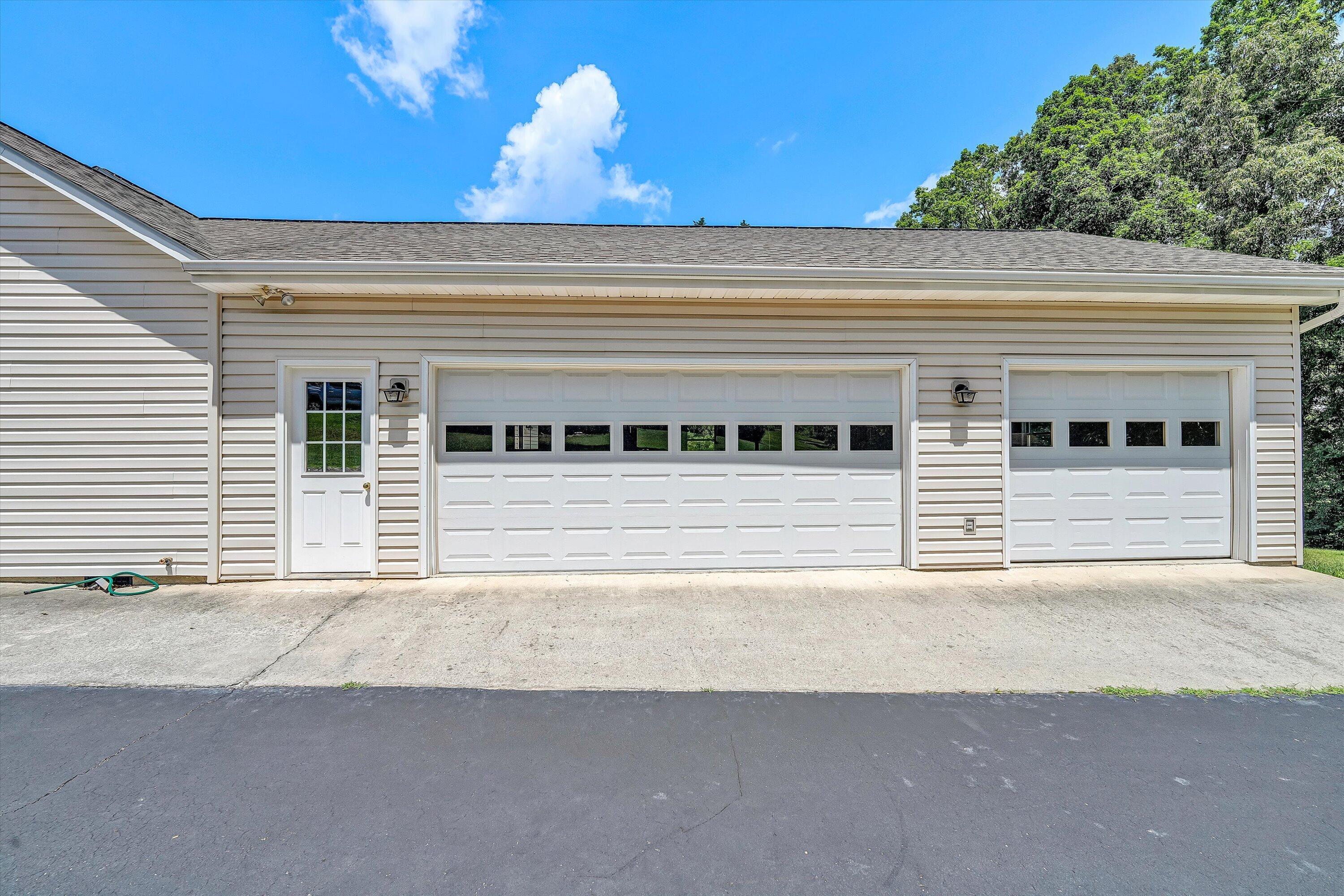 Image 3: 3 Car Garage
