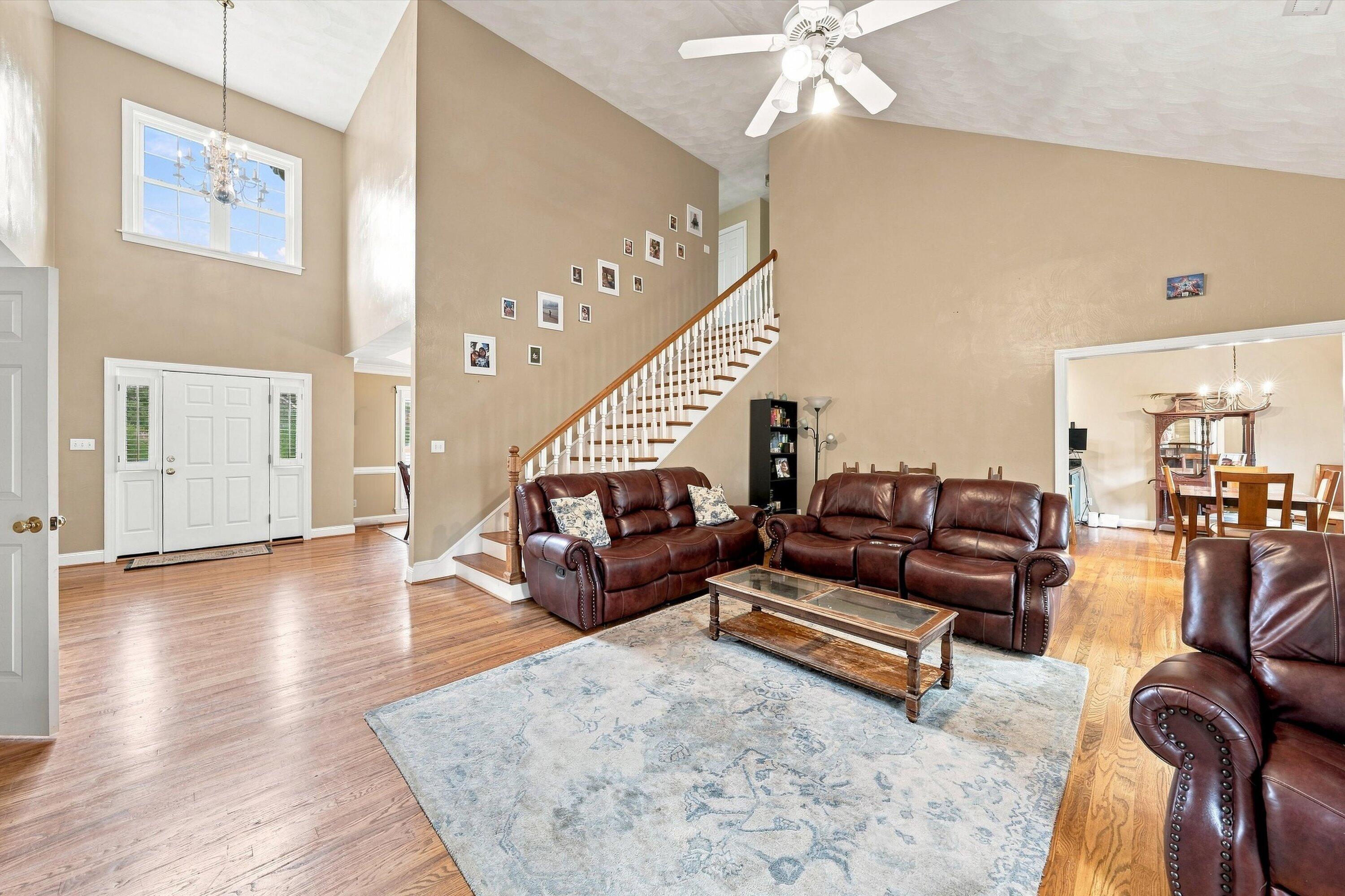 Image 3: Living Room