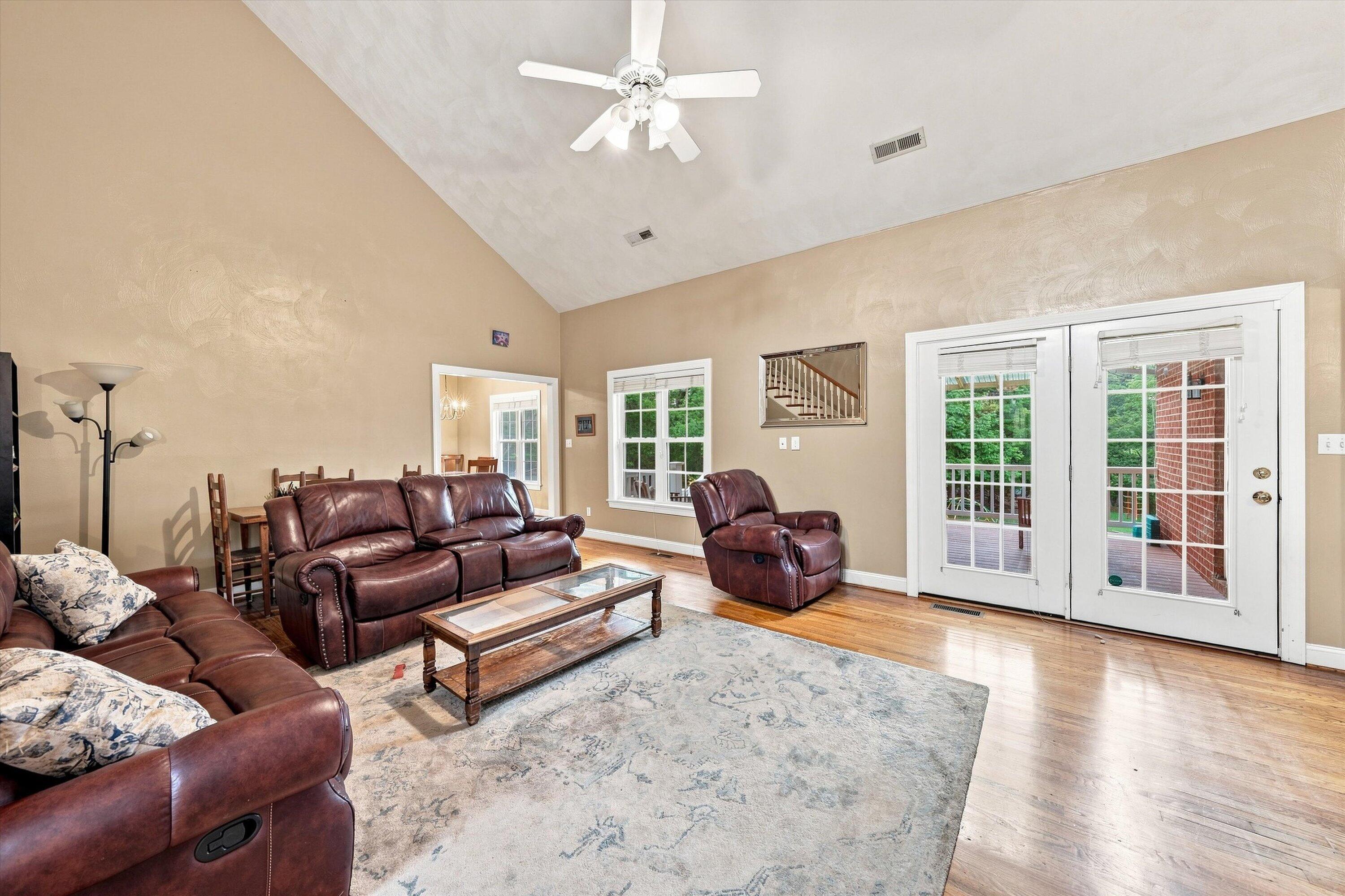 Image 4: Living Room