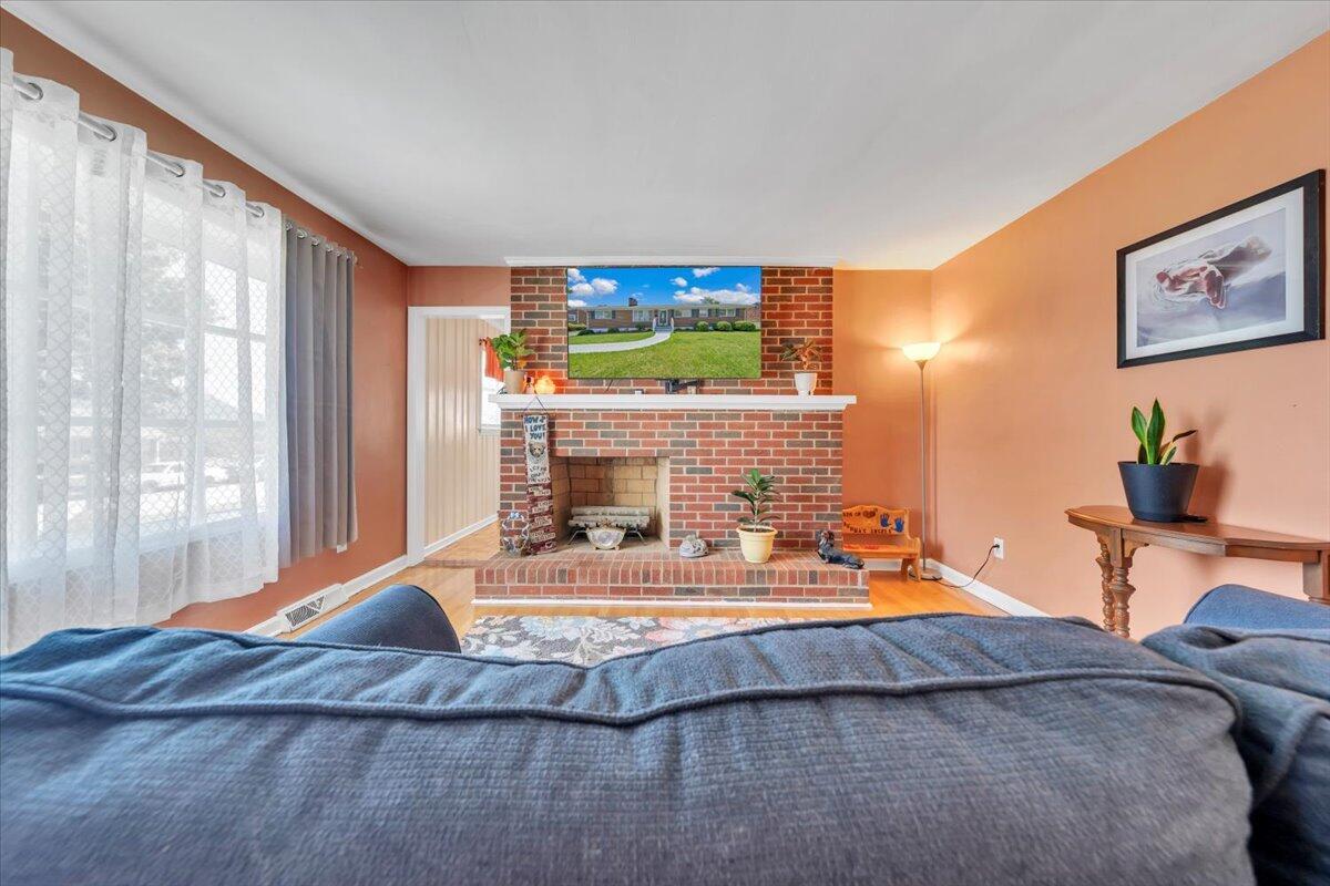 Image 4: Living Room